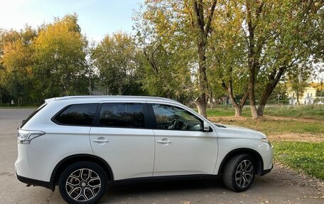 Mitsubishi Outlander III рестайлинг 3, 2014 год, 1 790 000 рублей, 2 фотография
