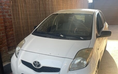 Toyota Yaris III рестайлинг, 2009 год, 400 000 рублей, 2 фотография