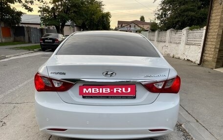 Hyundai Sonata VI, 2010 год, 900 000 рублей, 4 фотография