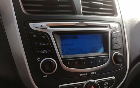 Hyundai Solaris II рестайлинг, 2013 год, 675 000 рублей, 24 фотография