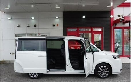 Honda Stepwgn, 2022 год, 2 070 000 рублей, 3 фотография