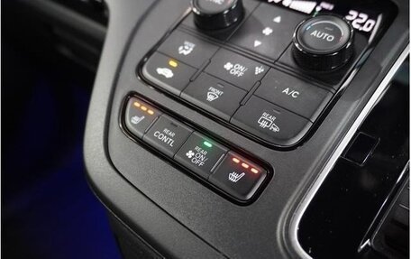 Honda Stepwgn, 2022 год, 2 070 000 рублей, 18 фотография