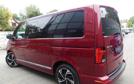 Volkswagen Multivan T6 рестайлинг, 2022 год, 5 800 000 рублей, 2 фотография