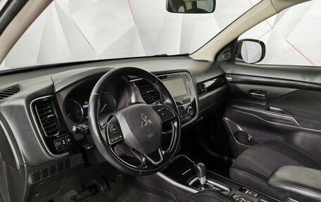 Mitsubishi Outlander III рестайлинг 3, 2019 год, 2 085 000 рублей, 14 фотография