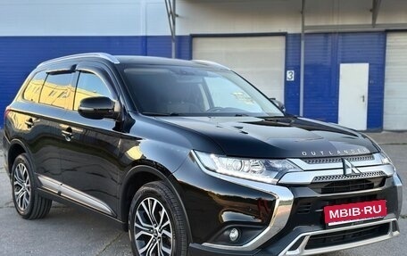 Mitsubishi Outlander III рестайлинг 3, 2018 год, 1 950 000 рублей, 1 фотография