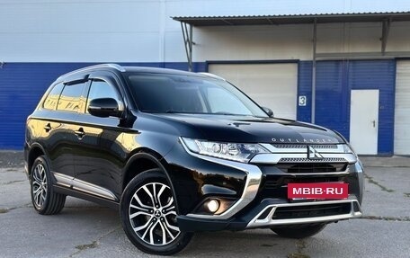 Mitsubishi Outlander III рестайлинг 3, 2018 год, 1 950 000 рублей, 2 фотография