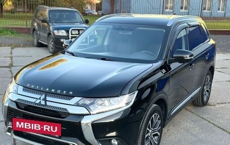Mitsubishi Outlander III рестайлинг 3, 2018 год, 1 950 000 рублей, 4 фотография