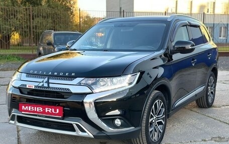 Mitsubishi Outlander III рестайлинг 3, 2018 год, 1 950 000 рублей, 15 фотография