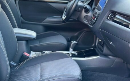 Mitsubishi Outlander III рестайлинг 3, 2018 год, 1 950 000 рублей, 30 фотография