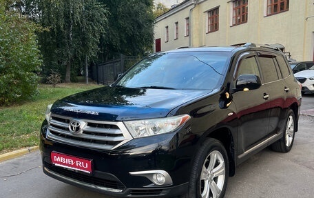 Toyota Highlander III, 2013 год, 2 390 000 рублей, 1 фотография