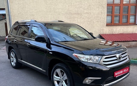 Toyota Highlander III, 2013 год, 2 390 000 рублей, 2 фотография