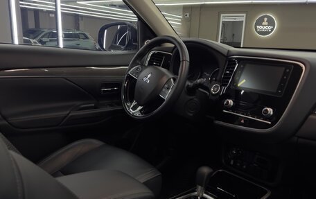 Mitsubishi Outlander III рестайлинг 3, 2020 год, 2 390 000 рублей, 7 фотография