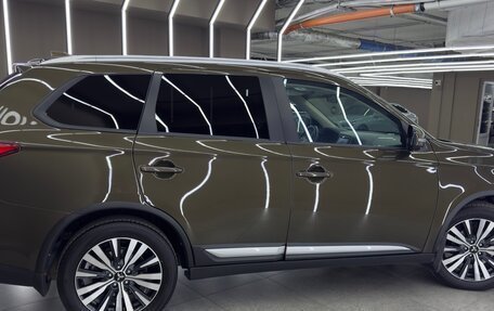 Mitsubishi Outlander III рестайлинг 3, 2020 год, 2 390 000 рублей, 4 фотография
