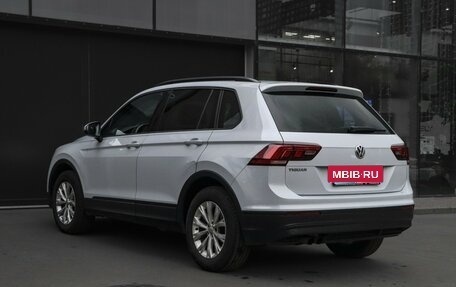 Volkswagen Tiguan II, 2019 год, 1 890 000 рублей, 2 фотография