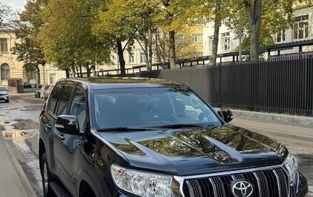 Toyota Land Cruiser Prado 150 рестайлинг 2, 2021 год, 6 000 000 рублей, 1 фотография
