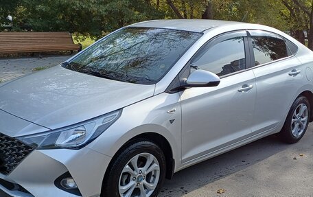 Hyundai Solaris II рестайлинг, 2021 год, 1 450 000 рублей, 2 фотография