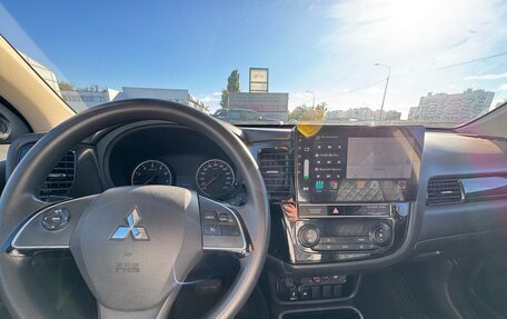 Mitsubishi Outlander III рестайлинг 3, 2019 год, 2 100 000 рублей, 10 фотография