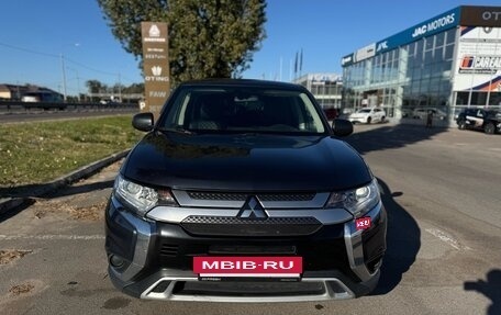 Mitsubishi Outlander III рестайлинг 3, 2019 год, 2 100 000 рублей, 8 фотография