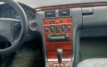 Mercedes-Benz E-Класс, 2000 год, 500 000 рублей, 4 фотография