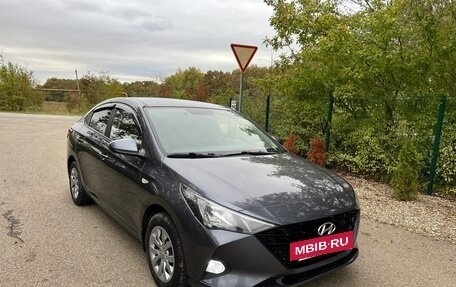 Hyundai Solaris II рестайлинг, 2021 год, 1 550 000 рублей, 2 фотография