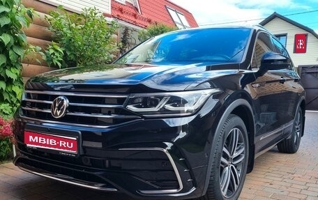Volkswagen Tiguan II, 2021 год, 4 379 900 рублей, 1 фотография