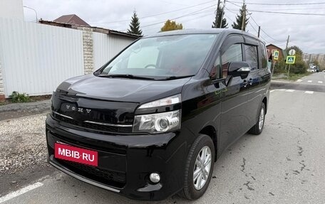Toyota Voxy II, 2013 год, 1 800 000 рублей, 1 фотография