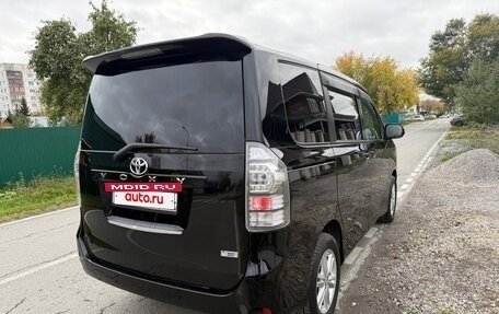 Toyota Voxy II, 2013 год, 1 800 000 рублей, 4 фотография
