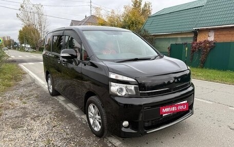 Toyota Voxy II, 2013 год, 1 800 000 рублей, 2 фотография