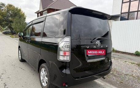 Toyota Voxy II, 2013 год, 1 800 000 рублей, 3 фотография