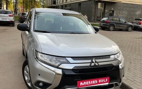 Mitsubishi Outlander III рестайлинг 3, 2019 год, 1 782 000 рублей, 3 фотография