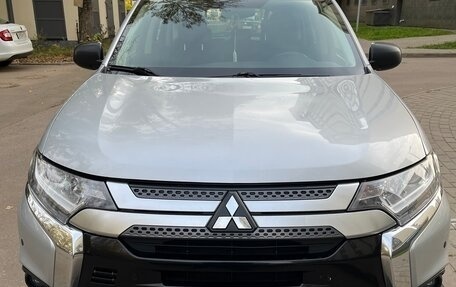 Mitsubishi Outlander III рестайлинг 3, 2019 год, 1 782 000 рублей, 2 фотография