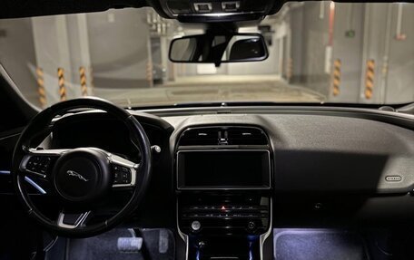 Jaguar XE I рестайлинг, 2017 год, 2 500 000 рублей, 13 фотография