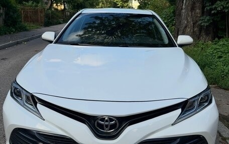 Toyota Camry, 2018 год, 2 390 000 рублей, 2 фотография