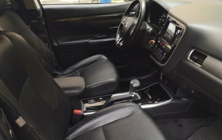 Mitsubishi Outlander III рестайлинг 3, 2018 год, 2 100 000 рублей, 9 фотография