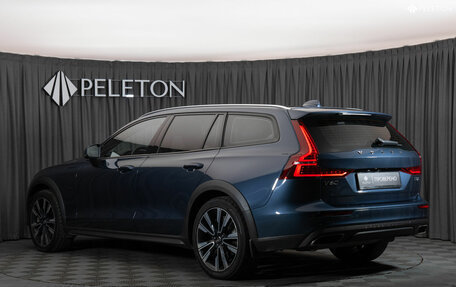 Volvo V60 Cross Country II, 2019 год, 3 850 000 рублей, 4 фотография