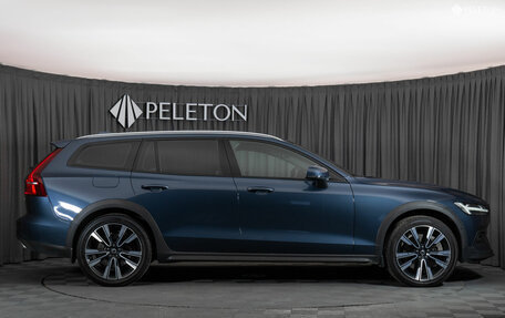 Volvo V60 Cross Country II, 2019 год, 3 850 000 рублей, 7 фотография