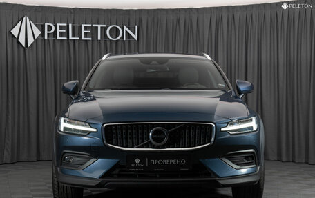 Volvo V60 Cross Country II, 2019 год, 3 850 000 рублей, 3 фотография