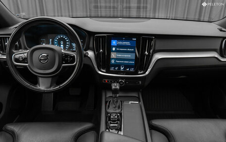 Volvo V60 Cross Country II, 2019 год, 3 850 000 рублей, 10 фотография