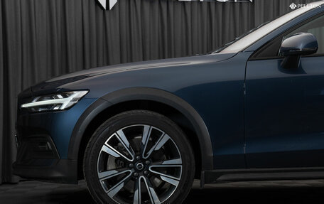 Volvo V60 Cross Country II, 2019 год, 3 850 000 рублей, 26 фотография
