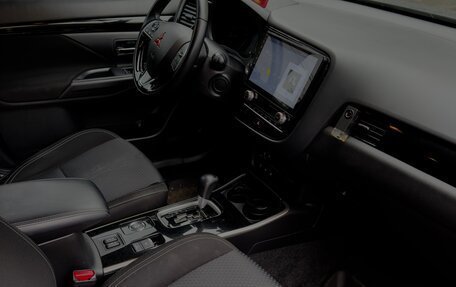 Mitsubishi Outlander III рестайлинг 3, 2021 год, 2 300 000 рублей, 3 фотография