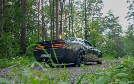 Dodge Challenger III рестайлинг 2, 2020 год, 2 800 000 рублей, 2 фотография
