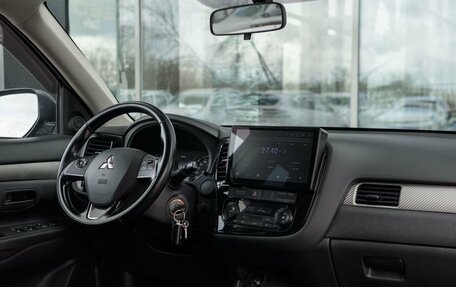 Mitsubishi Outlander III рестайлинг 3, 2015 год, 1 890 000 рублей, 10 фотография