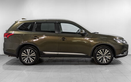 Mitsubishi Outlander III рестайлинг 3, 2020 год, 2 300 000 рублей, 4 фотография