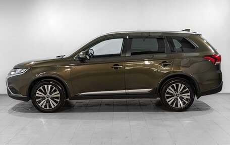 Mitsubishi Outlander III рестайлинг 3, 2020 год, 2 300 000 рублей, 8 фотография