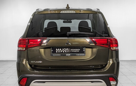 Mitsubishi Outlander III рестайлинг 3, 2020 год, 2 300 000 рублей, 6 фотография