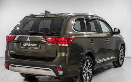 Mitsubishi Outlander III рестайлинг 3, 2020 год, 2 300 000 рублей, 5 фотография