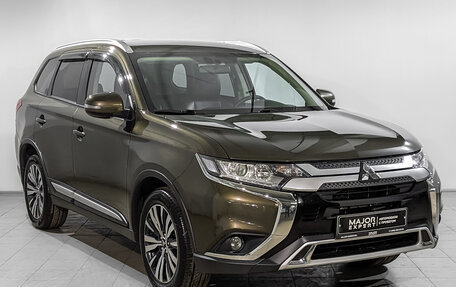 Mitsubishi Outlander III рестайлинг 3, 2020 год, 2 300 000 рублей, 3 фотография