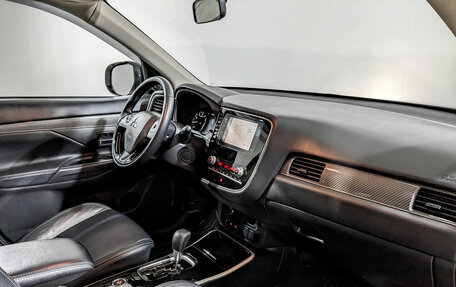 Mitsubishi Outlander III рестайлинг 3, 2020 год, 2 300 000 рублей, 11 фотография