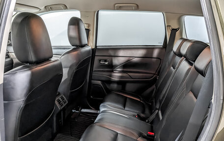 Mitsubishi Outlander III рестайлинг 3, 2020 год, 2 300 000 рублей, 12 фотография