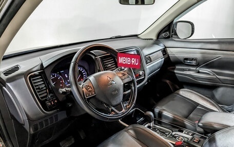 Mitsubishi Outlander III рестайлинг 3, 2020 год, 2 300 000 рублей, 16 фотография